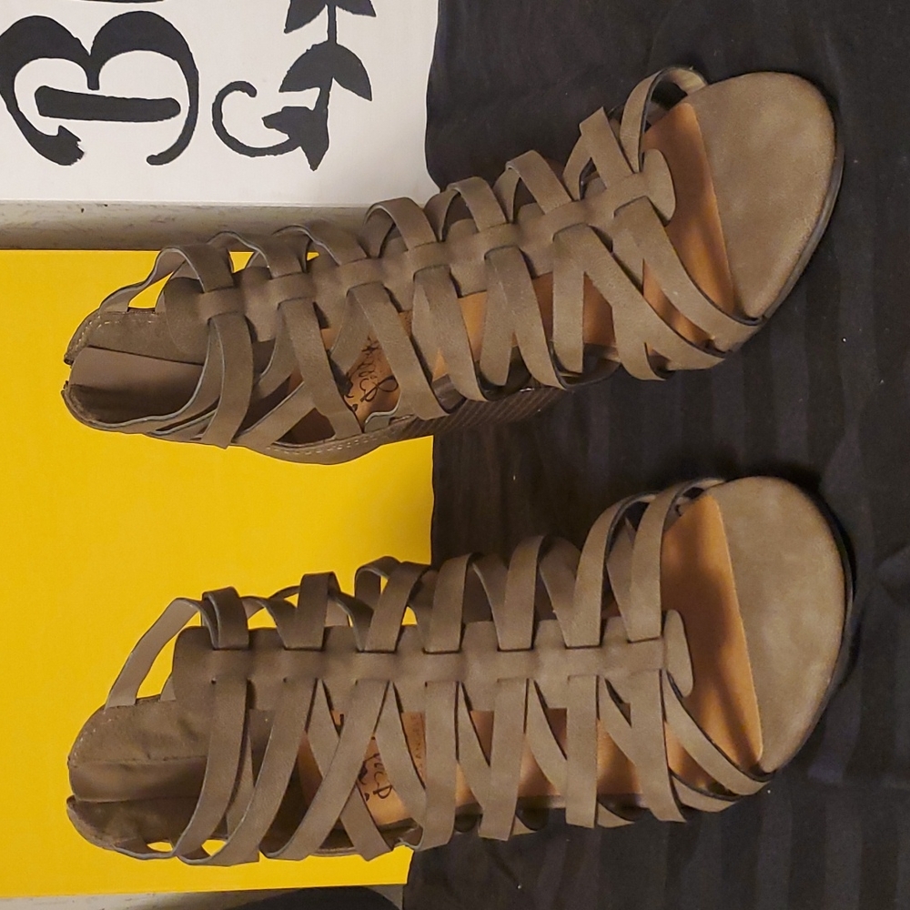 Olive sandle